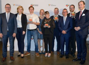 v.l.n.r. Prof. Dr. Folkhard Isermeyer (Thünen-Institut), Julia Klöckner (BMEL), die Preisträger, Dr. Alexander HInrichs (GF Initiative Tierwohl)
