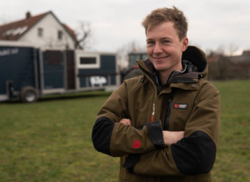 Peer Sachteleben vor dem Schweinemobil