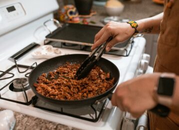 Hackfleisch wird in der Pfanne angebraten.