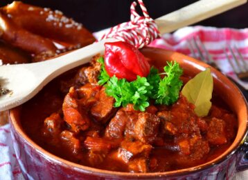 Rindergulasch mit Beilagen in einer Schüssel