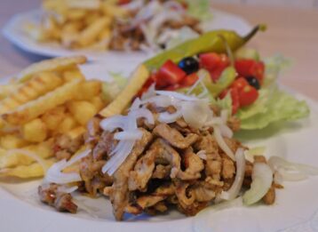 Gyros auf einem Teller mit Pommes und Salat