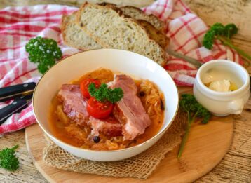 Kassler mit Sauerkraut in einer Schüssel