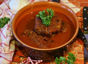 Rinderrouladen in Schüssel.