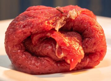 Rohe Rinderroulade eingerollt.