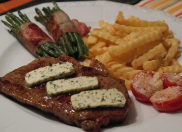 Rumpsteak mit Bohnen und Pommes