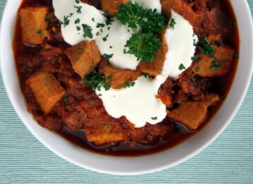 Schweinegulasch mit saurer Sahne und Kräutern.