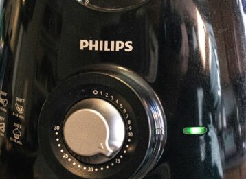 Schwarzer Airfryer.