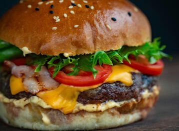 Burger auf Holztisch.