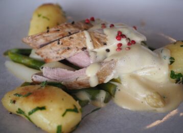Schweinefilet auf grünem und weißem Spargel.