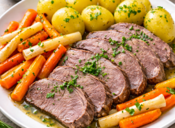 Tafelspitz angerichtet mit Wurzelgemüse.