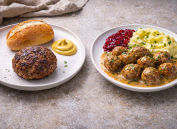 Zwei Teller: Links Frikadelle mit Brötchen, rechts: Köttbullar mit Kartoffelbrei und Soße.