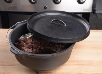 Schweinebraten in schwarzem Dutch Oven.