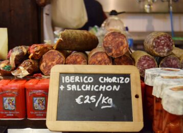 Chorizo Wurst an Marktstand.