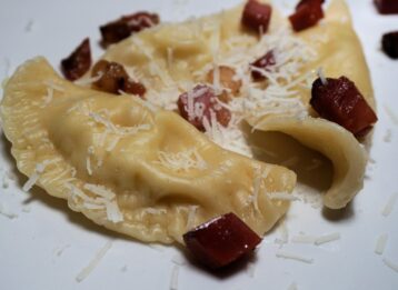 Pierogi mit Käse angerichtet.