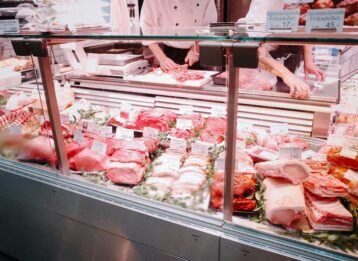 Fleisch transportieren ohne Risiko: Lesen Sie, wie Sie die Kühlkette auch bei gefrorenem Fleisch einhalten – vom Einkauf über die Autofahrt nach Hause.