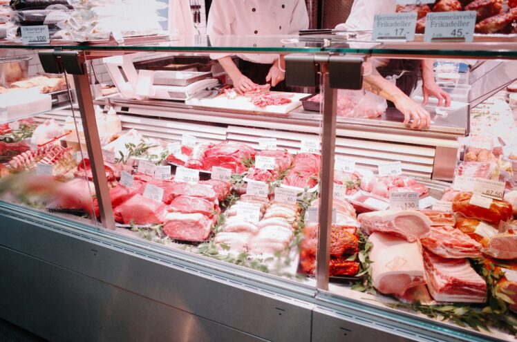 Fleisch transportieren ohne Risiko: Lesen Sie, wie Sie die Kühlkette auch bei gefrorenem Fleisch einhalten – vom Einkauf über die Autofahrt nach Hause.