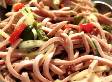 Ob bayerischer Wurstsalat, Wurstsalat mit Käse oder die schwäbische Variante: Entdecken Sie Zutaten, Herkunft und Tipps zum Selbermachen. Jetzt lesen!