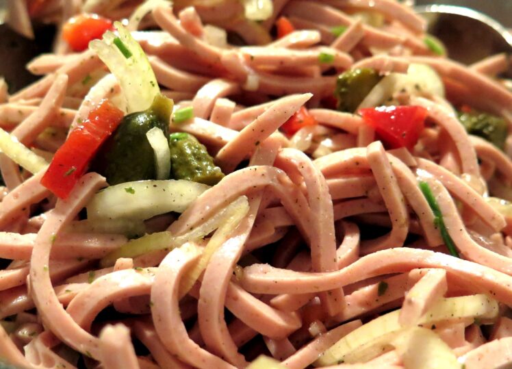 Ob bayerischer Wurstsalat, Wurstsalat mit Käse oder die schwäbische Variante: Entdecken Sie Zutaten, Herkunft und Tipps zum Selbermachen. Jetzt lesen!