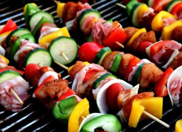 Schaschlik marinieren leicht gemacht: Welche Marinade passt, wie lange Fleisch ziehen sollte und welche Gewürze Aroma bringen.