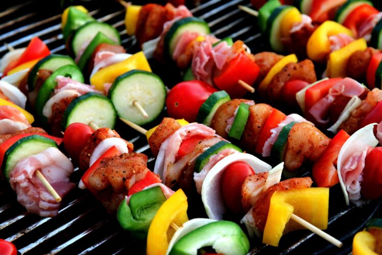 Schaschlik marinieren leicht gemacht: Welche Marinade passt, wie lange Fleisch ziehen sollte und welche Gewürze Aroma bringen.