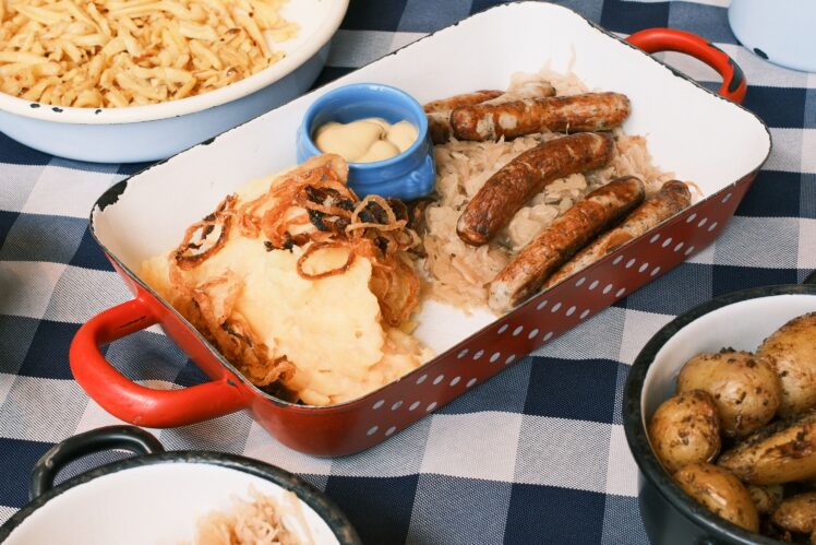 Entdecken Sie, was auf dem Oktoberfest auf den Teller kommt: von knusprigem Hendl und saftiger Haxe bis zu Weißwurst und neuen Wiesn-Spezialitäten.