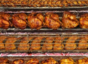 Was ist ein Brathendl? Erfahren Sie mehr über Herkunft, Oktoberfest-Tradition, passende Gewürze und die knusprige Zubereitung.