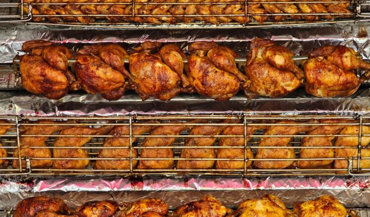 Was ist ein Brathendl? Erfahren Sie mehr über Herkunft, Oktoberfest-Tradition, passende Gewürze und die knusprige Zubereitung.