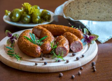Cervelat zubereiten leicht gemacht: Tipps zum Grillen, Braten, Einschneiden und zur richtigen Garzeit für die beliebte Wurst.
