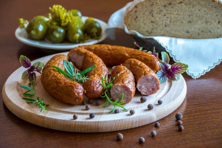 Cervelat zubereiten leicht gemacht: Tipps zum Grillen, Braten, Einschneiden und zur richtigen Garzeit für die beliebte Wurst.