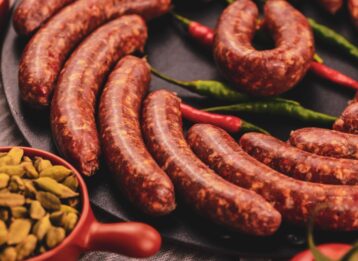 Was ist Merguez? Erfahren Sie mehr über Herkunft, Aussprache, Zutaten und Zubereitung der würzigen nordafrikanischen Wurst. Jetzt informieren!