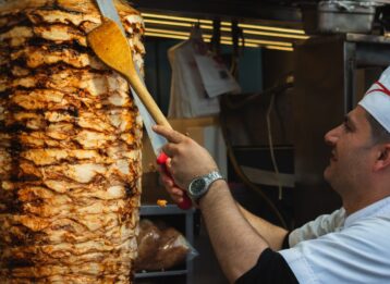 Döner ist ein echter Klassiker. Erfahren Sie, aus welchem Fleisch Dönerfleisch besteht, welche Fleischsorten erlaubt sind und wie es zubereitet wird.