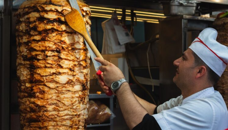 Döner ist ein echter Klassiker. Erfahren Sie, aus welchem Fleisch Dönerfleisch besteht, welche Fleischsorten erlaubt sind und wie es zubereitet wird.