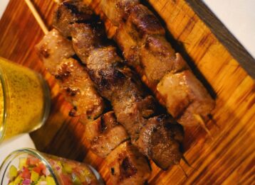 Picanha zubereiten leicht gemacht: Erfahren Sie, wie Sie Picanha im Ganzen grillen, als Steak braten oder am Churrasco-Spieß garen. Jetzt lesen!