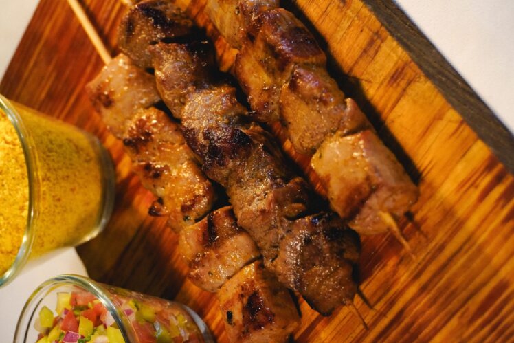 Picanha zubereiten leicht gemacht: Erfahren Sie, wie Sie Picanha im Ganzen grillen, als Steak braten oder am Churrasco-Spieß garen. Jetzt lesen!