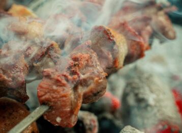 Was ist ein Churrasco-Grill und wie funktioniert er? Erfahren Sie, welches Fleisch passt, wie die Zubereitung gelingt und was Churrasco auf Deutsch bedeutet.