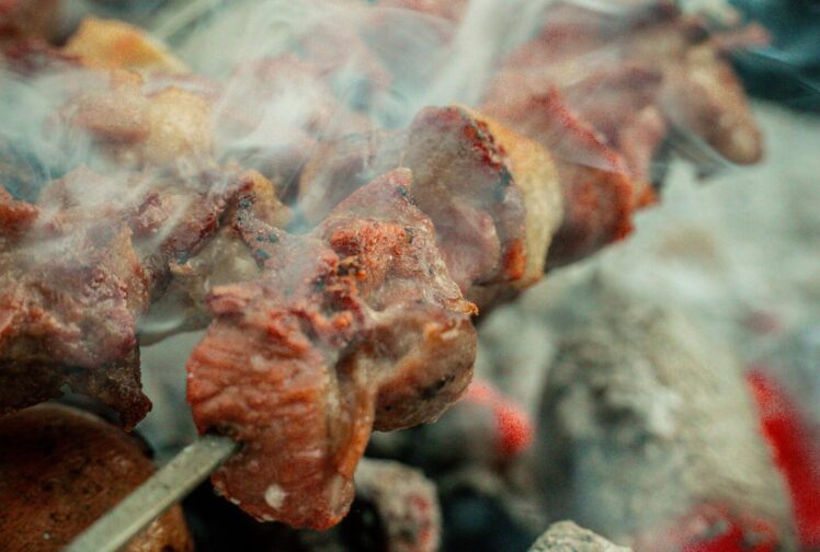 Was ist ein Churrasco-Grill und wie funktioniert er? Erfahren Sie, welches Fleisch passt, wie die Zubereitung gelingt und was Churrasco auf Deutsch bedeutet.