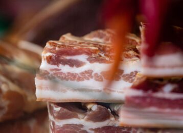 Was ist durchwachsenes Fleisch? Erfahren Sie, welche Gerichte dazu passen, warum Fett wichtig ist und wie es sich von Marmorierung unterscheidet.