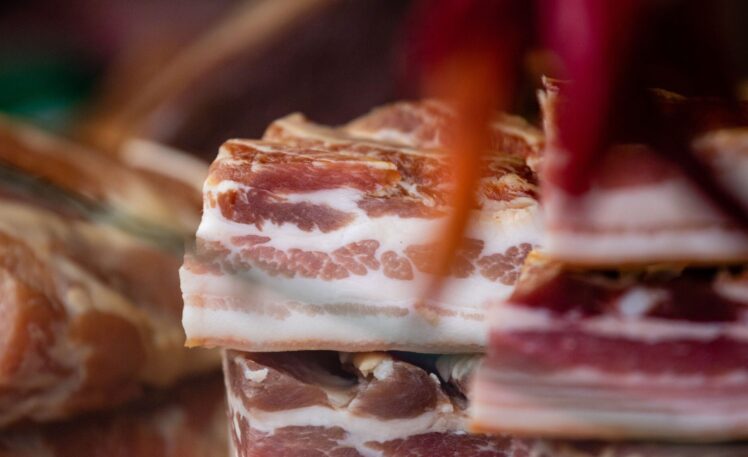 Was ist durchwachsenes Fleisch? Erfahren Sie, welche Gerichte dazu passen, warum Fett wichtig ist und wie es sich von Marmorierung unterscheidet.
