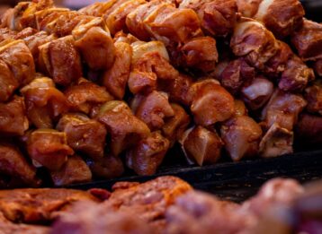 Grillfleisch verwerten leicht gemacht: Erfahren Sie, wie Sie aus übrigem mariniertem Grillfleisch vom Vortag neue leckere Mahlzeiten zubereiten können.