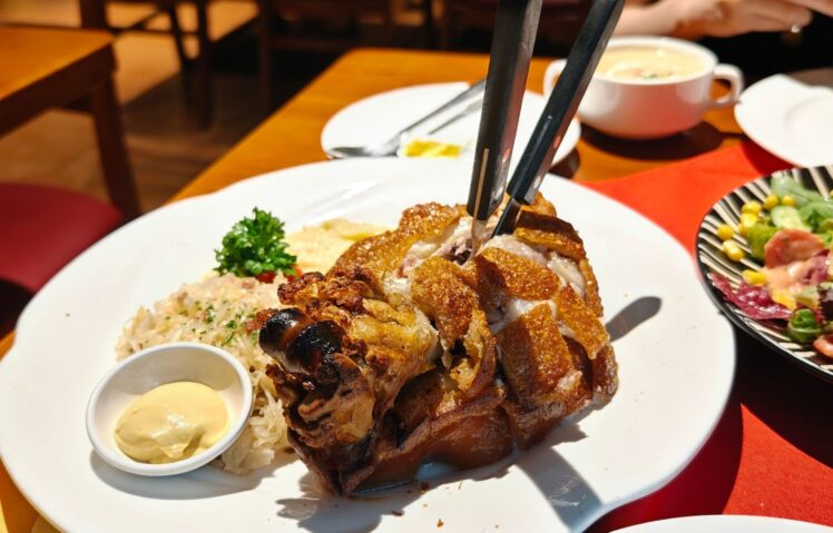 Schweinehaxe knusprig zubereiten: So gelingt die Haxe im Backofen oder Airfryer. Sie erhalten außerdem Tipps zu Fleischstück, Kruste und Herkunft.