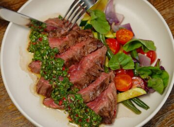 Was ist Nierenzapfen vom Rind? Erfahren Sie, was Onglet, Hanging Tender und Hanger Steak auszeichnet und wie sich der Cut grillen oder schmoren lässt.