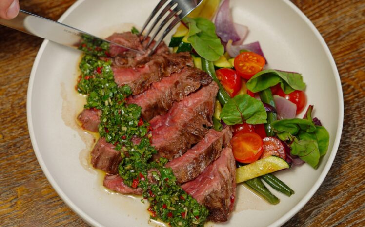 Was ist Nierenzapfen vom Rind? Erfahren Sie, was Onglet, Hanging Tender und Hanger Steak auszeichnet und wie sich der Cut grillen oder schmoren lässt.