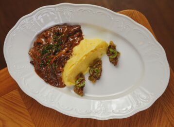 Was ist ein Ragout? Erfahren Sie, welche Zutaten passen, wie das Schmorgericht gelingt und was der Unterschied zwischen Gulasch und Ragout ist.