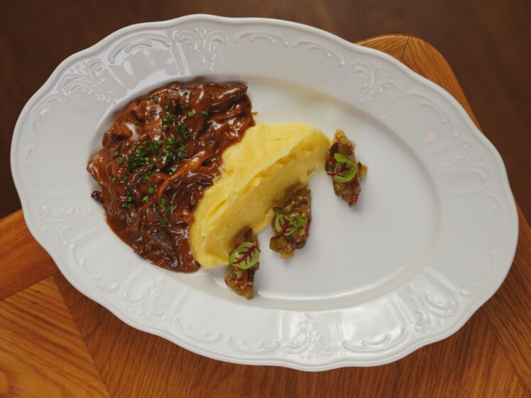 Was ist ein Ragout? Erfahren Sie, welche Zutaten passen, wie das Schmorgericht gelingt und was der Unterschied zwischen Gulasch und Ragout ist.