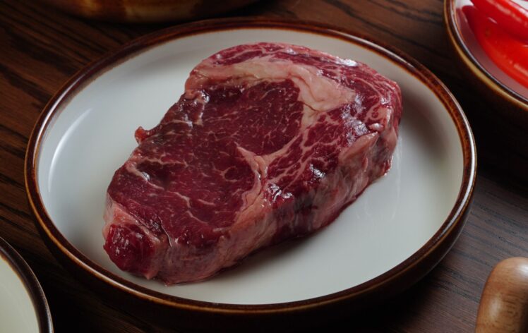 Was bedeutet Wet Aged? Erfahren Sie, wie die Reifung im Vakuum funktioniert, welche Vorteile sie bietet und wie sie sich von Dry Aged unterscheidet.