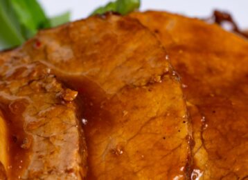 Was ist ein Ochsenbraten? Erfahren Sie, wie der bayerische Klassiker zubereitet wird, welche Beilagen passen und was ihn mit dem Oktoberfest verbindet.
