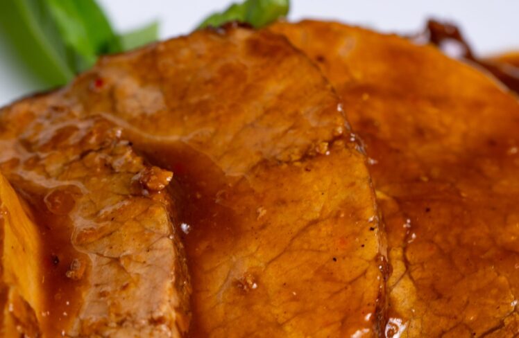 Was ist ein Ochsenbraten? Erfahren Sie, wie der bayerische Klassiker zubereitet wird, welche Beilagen passen und was ihn mit dem Oktoberfest verbindet.