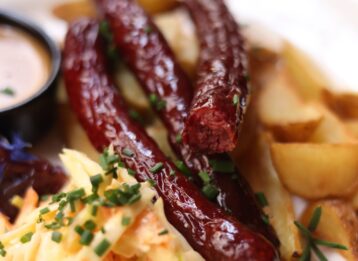 Erfahren Sie, wie Sie Käsekrainer richtig zubereiten. So gelingen sie in Pfanne, Grill und Backofen – mit Garzeit, Tipps und Ideen zum Servieren. Jetzt lesen!
