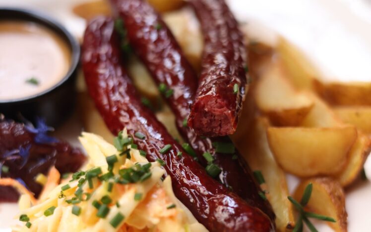 Erfahren Sie, wie Sie Käsekrainer richtig zubereiten. So gelingen sie in Pfanne, Grill und Backofen – mit Garzeit, Tipps und Ideen zum Servieren. Jetzt lesen!