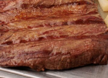 Was ist ein Flanksteak? Erfahren Sie, wo der Cut am Rind sitzt, was Bavette bedeutet und wodurch sich das aromatische Steak auszeichnet.